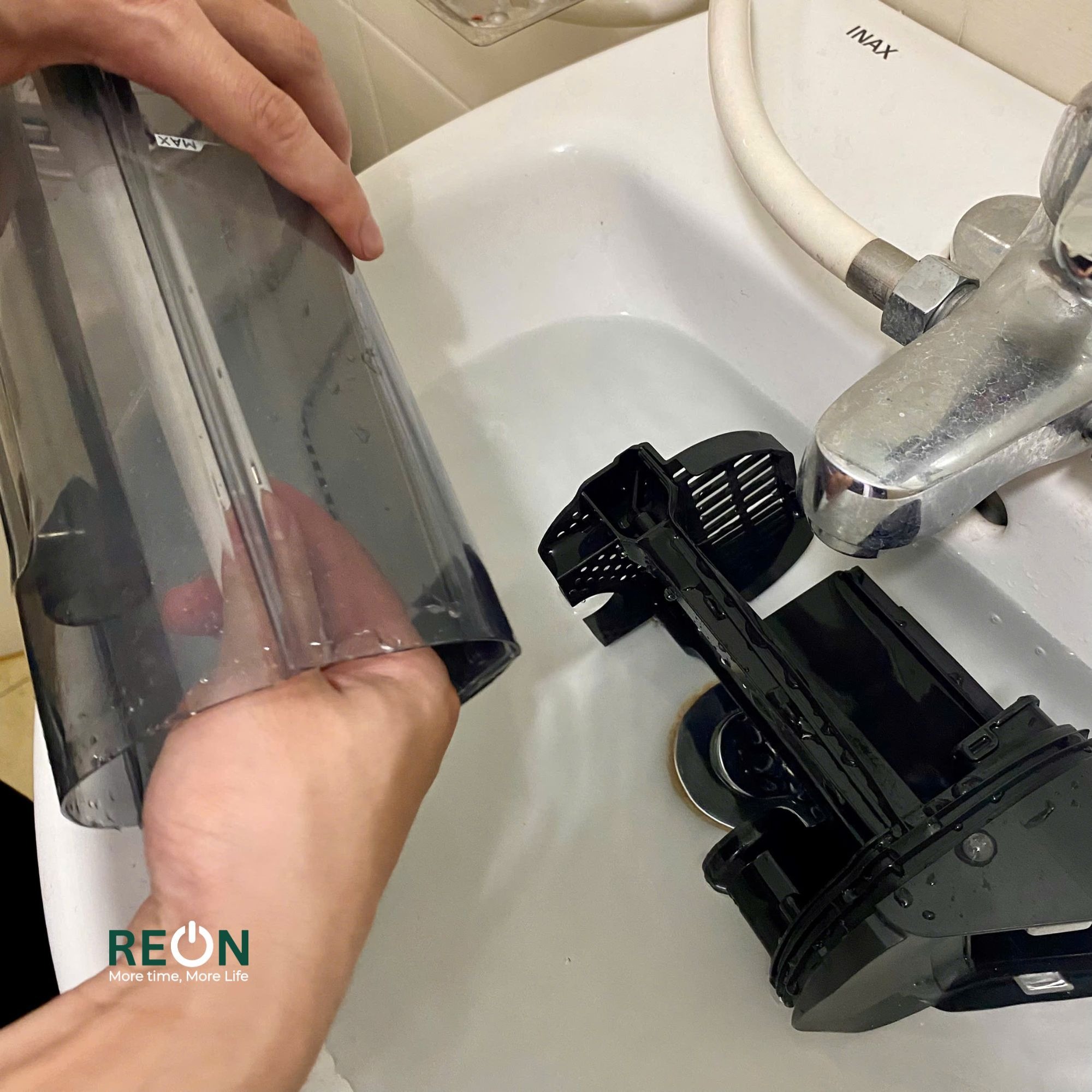 tu-bao-duong-may-hut-bui-lau-nha-tineco-floor-one-s7-stretch-steam-reon-center