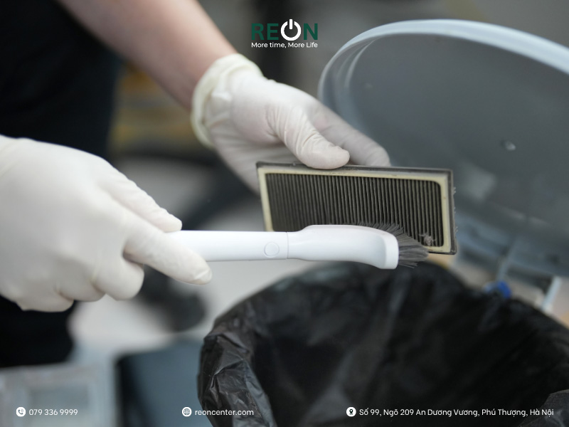 Bảo dưỡng robot hút bụi với vệ sinh hộp chứa bụi và bộ lọc HEPA sạch sâu