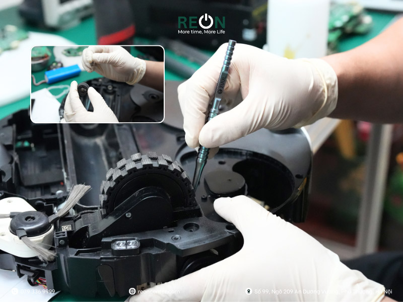 Bảo dưỡng robot hút bụi bằng cách vệ sinh chổi chính, chổi cạnh và bánh xe