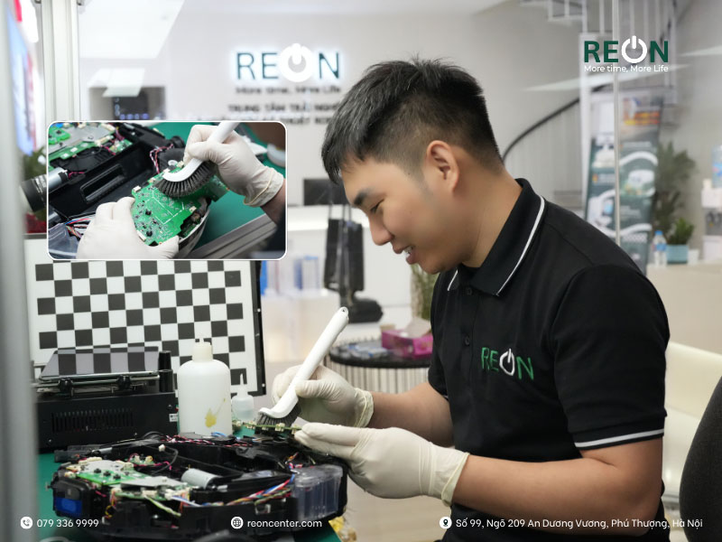 Bảo dưỡng robot hút bụi toàn diện gồm vệ sinh thân máy và cập nhật firmware